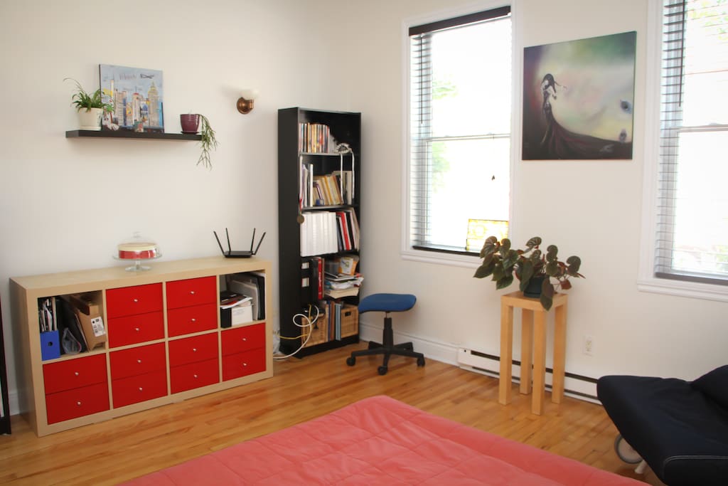 Bedroom with queen size mattress and single sofa bed
