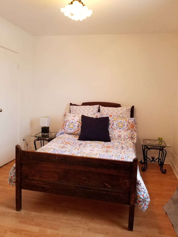 Segunda habitación. Ropa de cama de alta gama. Cama de 52 pulgadas con capacidad para una o dos personas
