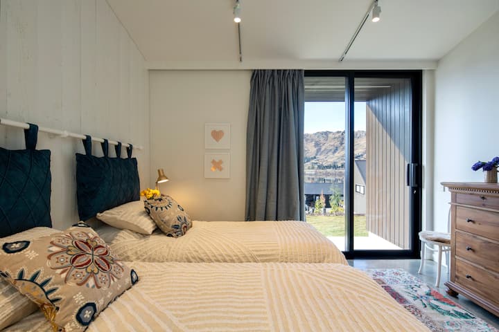 Të dyja dhomat e gjumit kanë hapësirë të bollshme ruajtjeje me sirtarë, gardërobë, tavolina pranë krevatit dhe llamba.