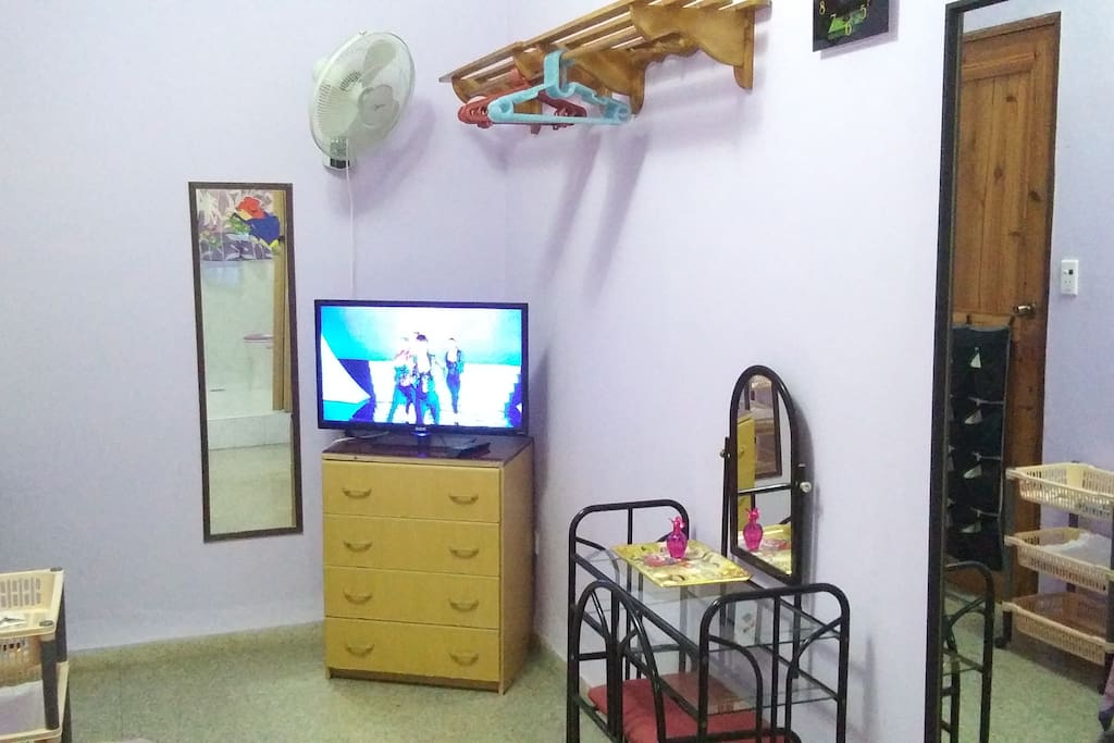 La habitacion matrimonial tiene un televisor de 32 "