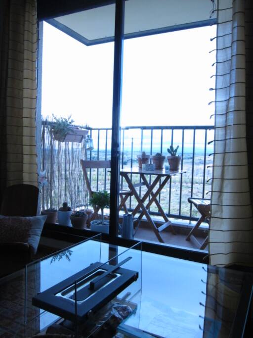 Pequeña terraza con tendedero