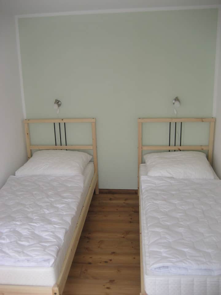 Dhomë gjumi me dy krevate tek