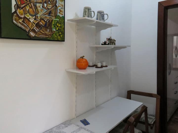 厨房和卧室之间的中间空间的另一个角度： 3个上层架子、物箱和底部、宽敞、下方，用于用餐和工作。