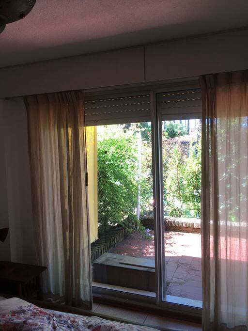 Puerta ventana a la terraza en dormitorio principal