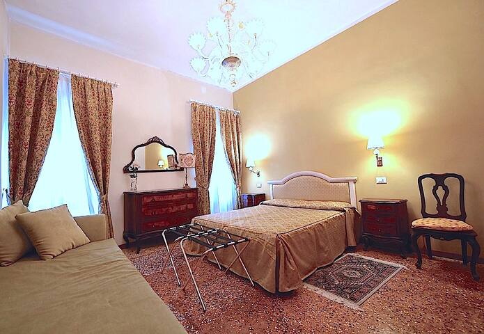 Chandeliers Apartment San Stae gallery image 3