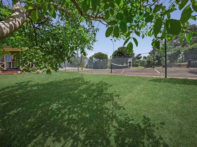 Spacious Sorrento Retreat gallery image 5