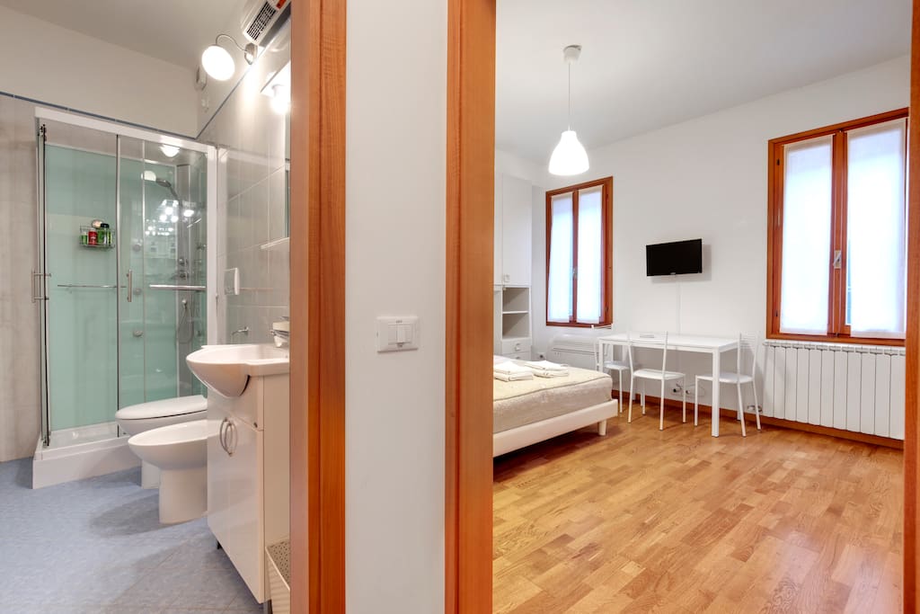 Camera doppia con angolo cucina + bagno con doccia