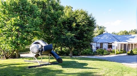 Giverny Art House in Sculpture Garden (4BRfor9)