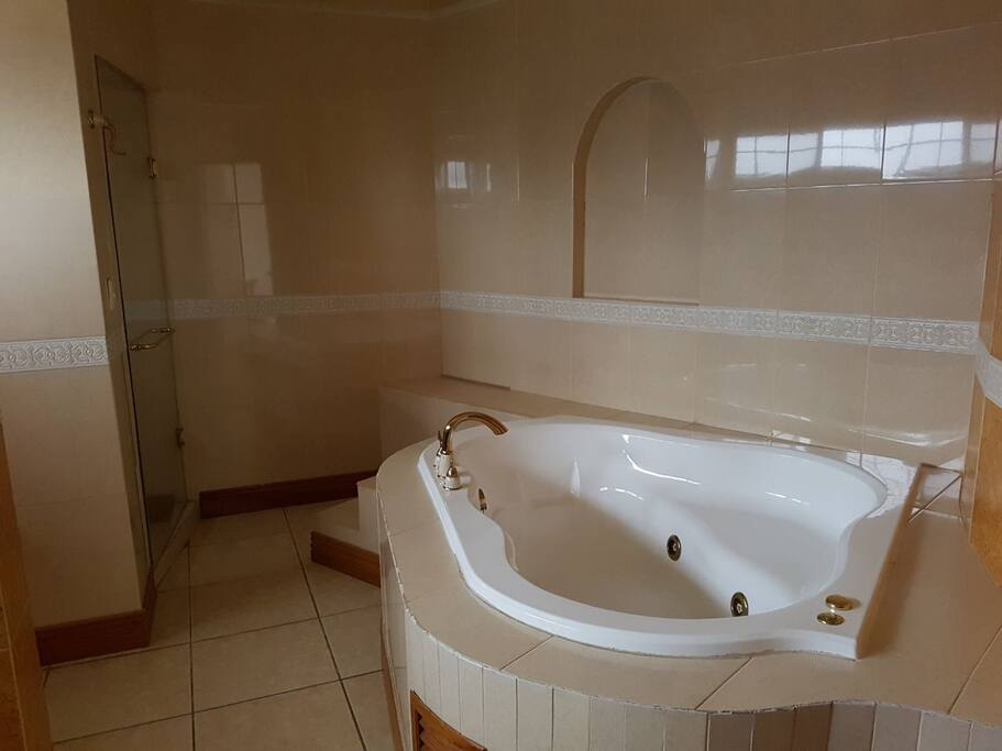 Baño con jacuzzi de la recámara principal