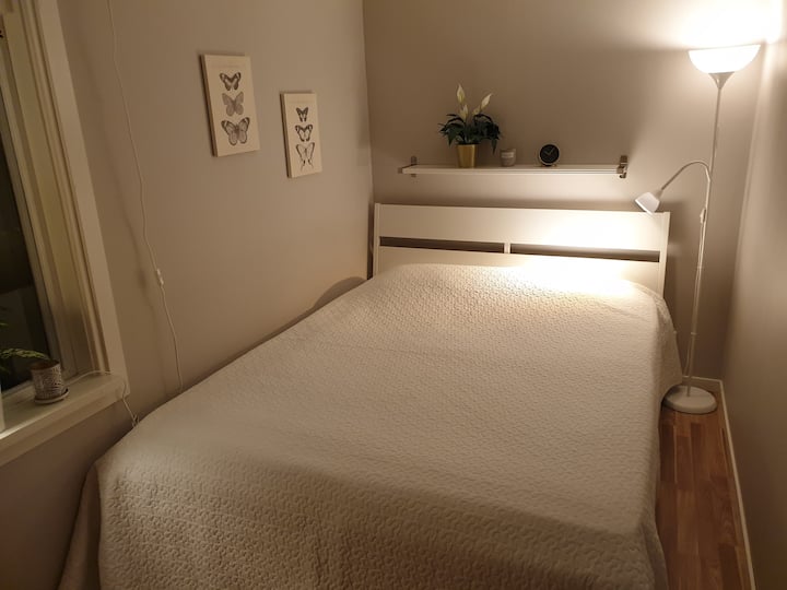 Sovrum med dörr. Säng med memoryfoam madrass. 160cm bred. Tillval vid behov: Spjälsäng med kudde, täcke och lakan och skydd för spjälorna.