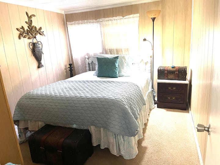 Queen bed , smart TV In bedroom 