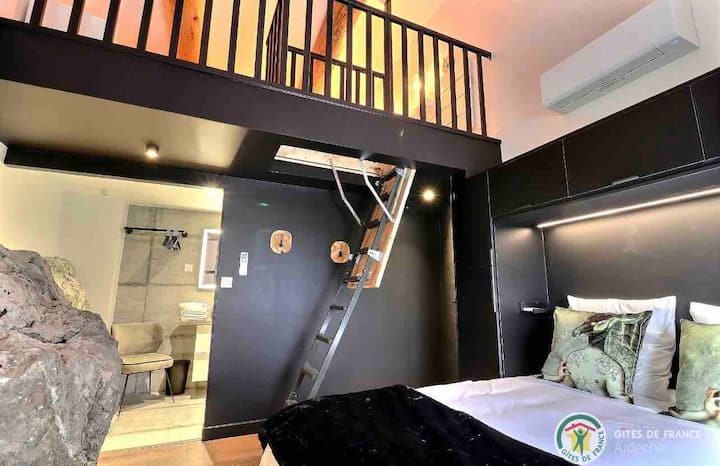 الميزانين الذي يمكن الوصول إليه عن طريق الدرج القابل للسحب، يجب احترام إيداع الأمان. تحت مسؤولية البالغين ☺️