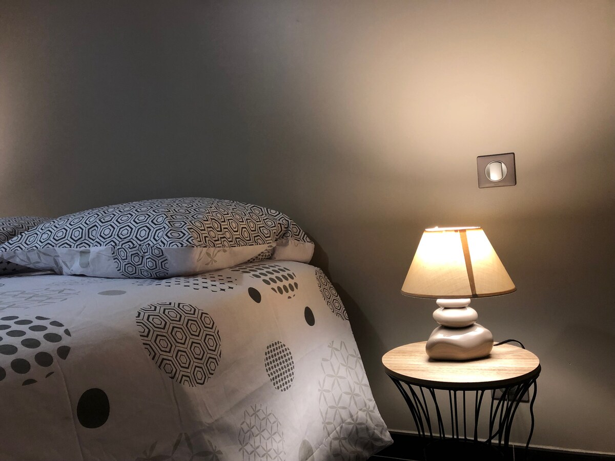 Спална соба целосно опремена со кревети и крпи