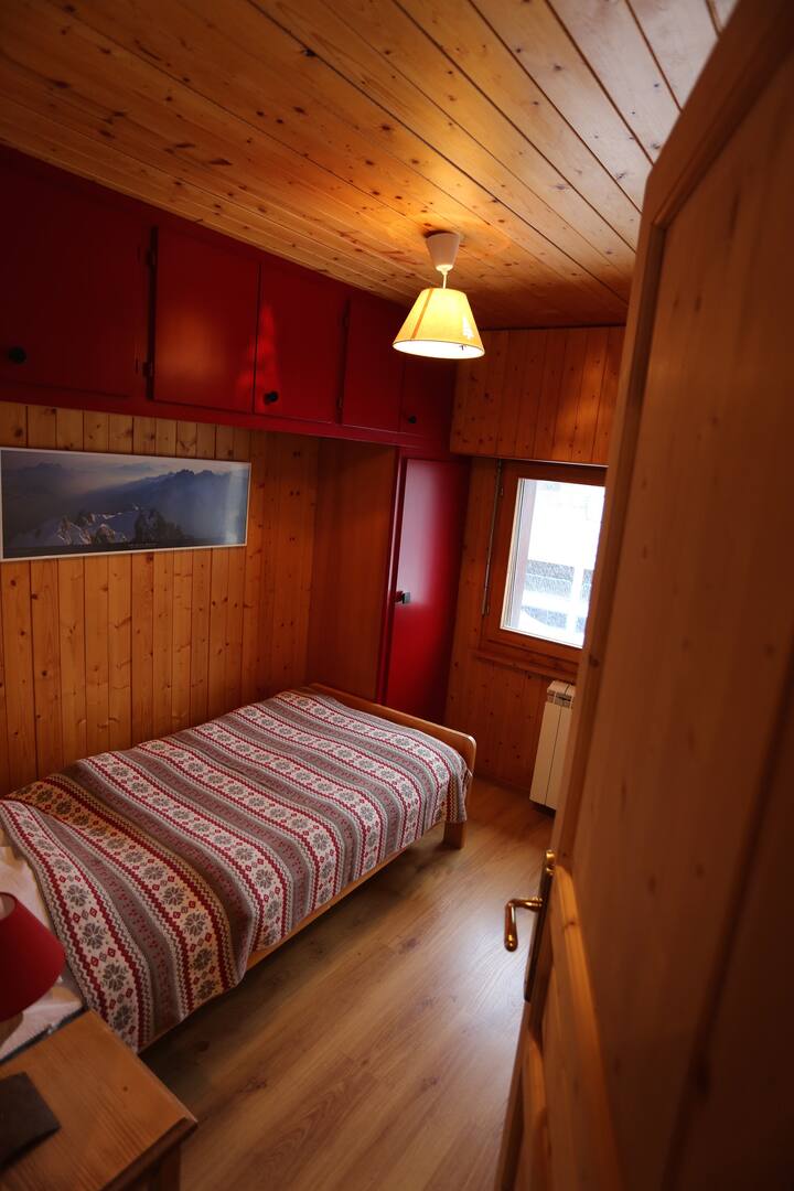 5eme chambre (5 - та спалня, единично легло )