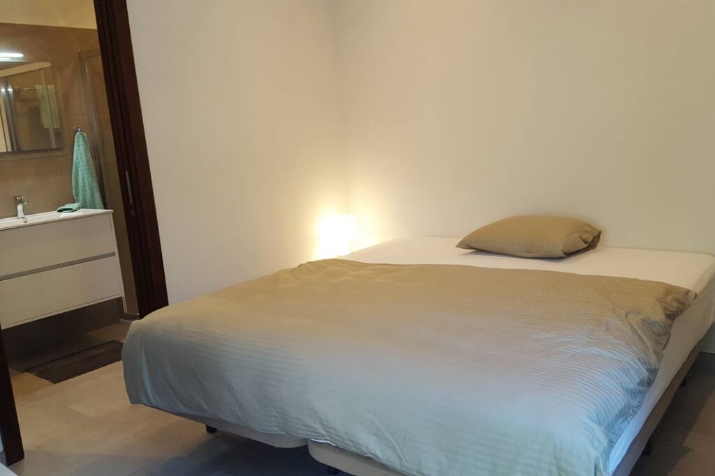 Schlafzimmer mit Bad