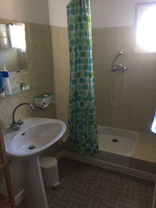 Salle de bain et toillettes.