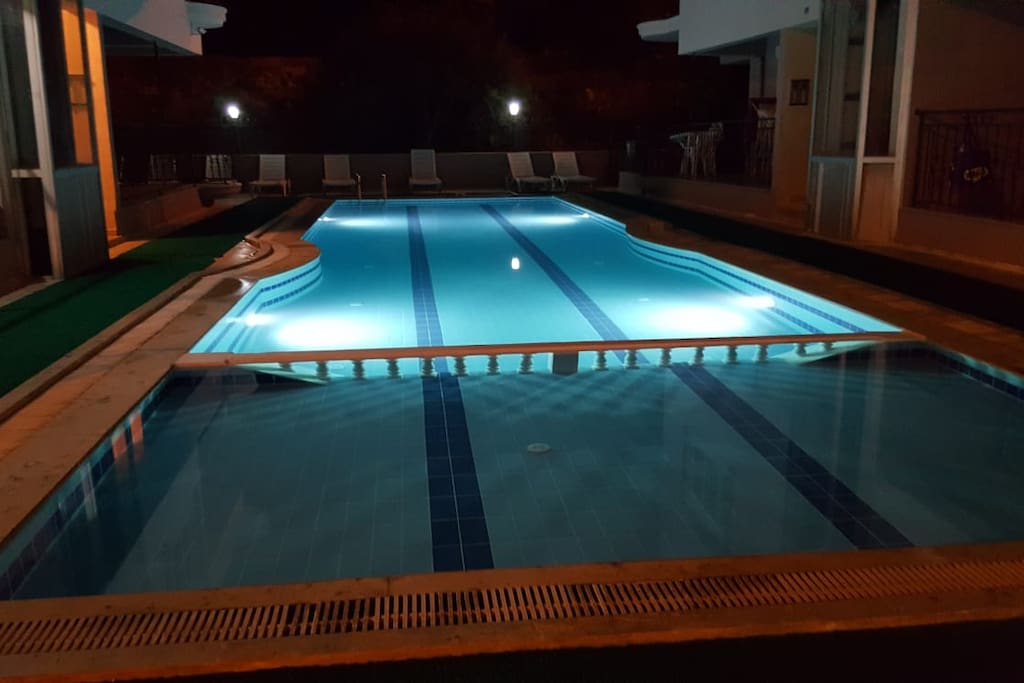 Site havuzu gece