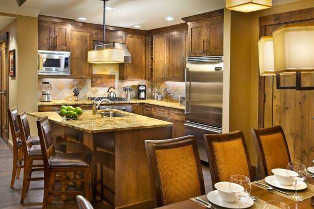 Kitchen w/Dining Room table for 6