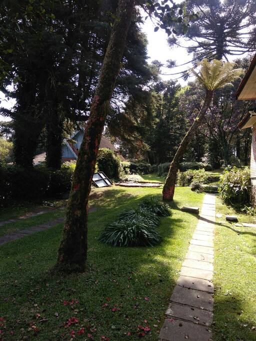 Pátio amplo, arborizado, com flores...
Espaço para estacionar carros dos hóspedes, até três carros....