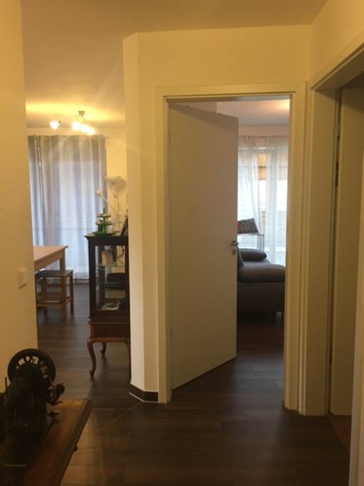 Links der Arbeitsbereich von lila & grün, rechts das Gästezimmer, ganz rechts ist das Badezimmer