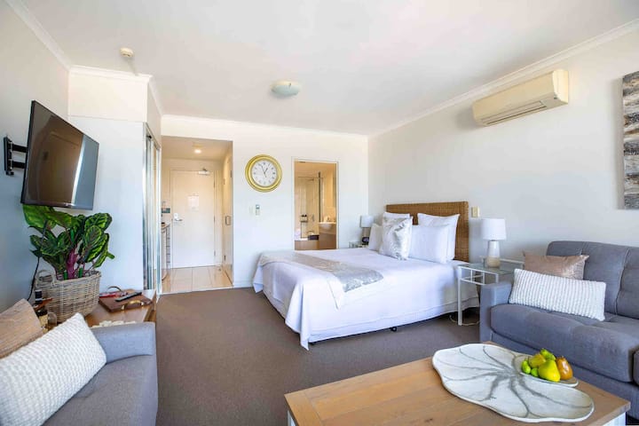 King size or two single bed to enjoy your view. 