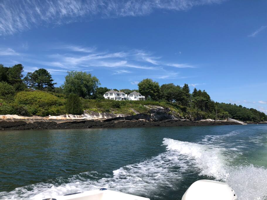 800 Feet of DEEPWATER Frontage, 3.5 Private acres, Dock and Mooring