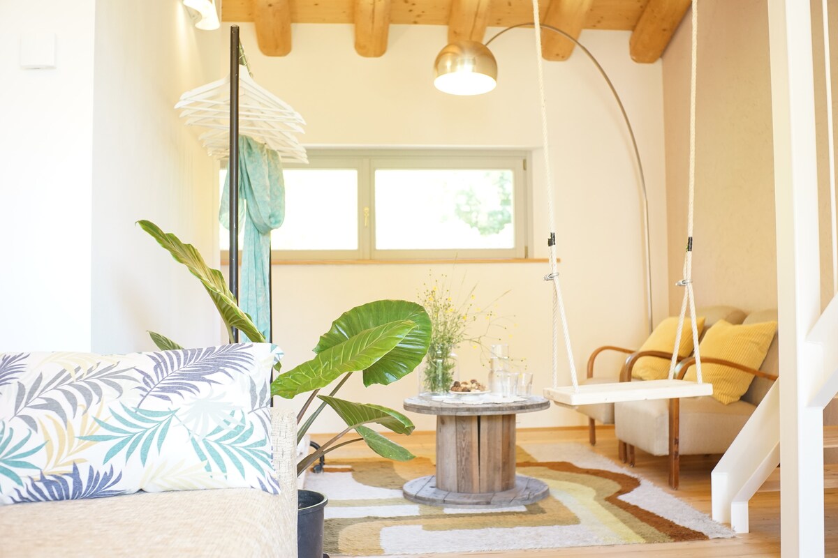 výhľad na obývaciu izbu smerom k veľkému zadnému oknu