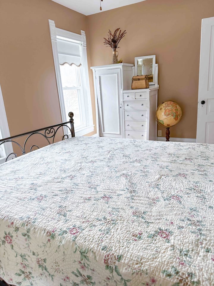 Მეორე საძინებელში არის საწოლი 152 × 203 სმ