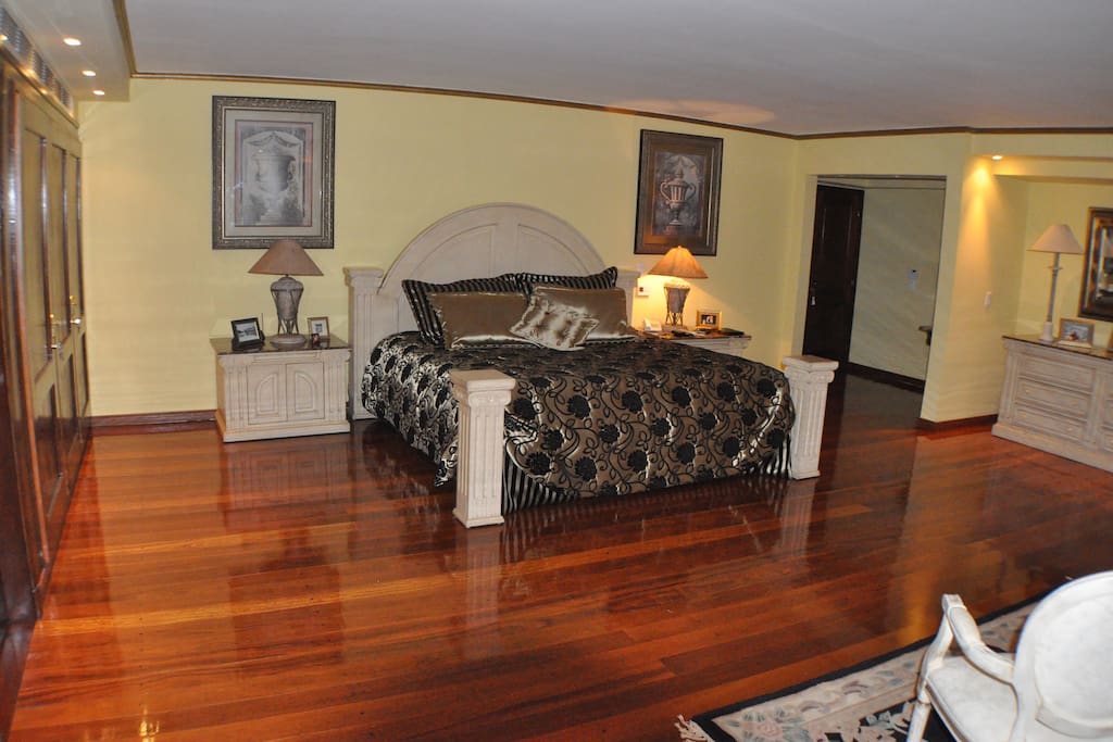 Amplisimo dormitorio con cama Super King Size