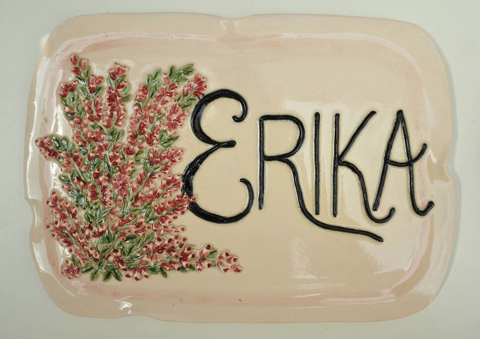 La targa esterna in ceramica della Villa ERIKA.