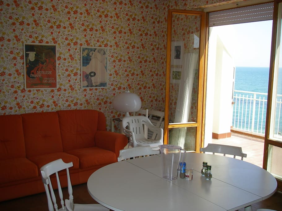 The living room with the sofa bed/Soggiorno con divano letto
