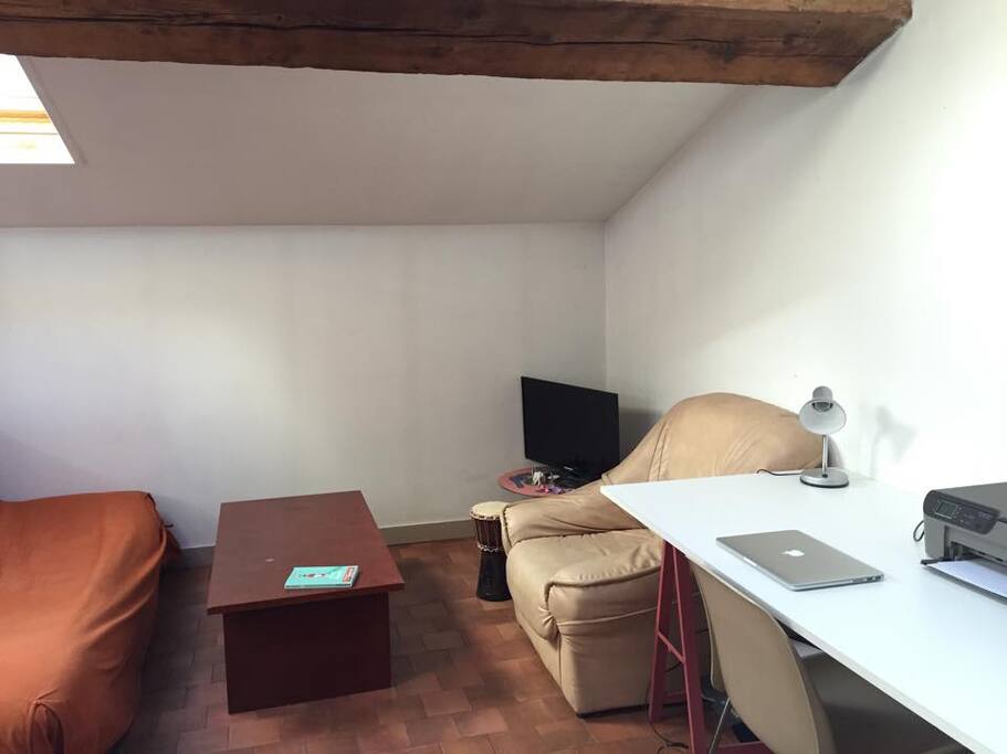 Coin salon cozy et bureau pour travailler