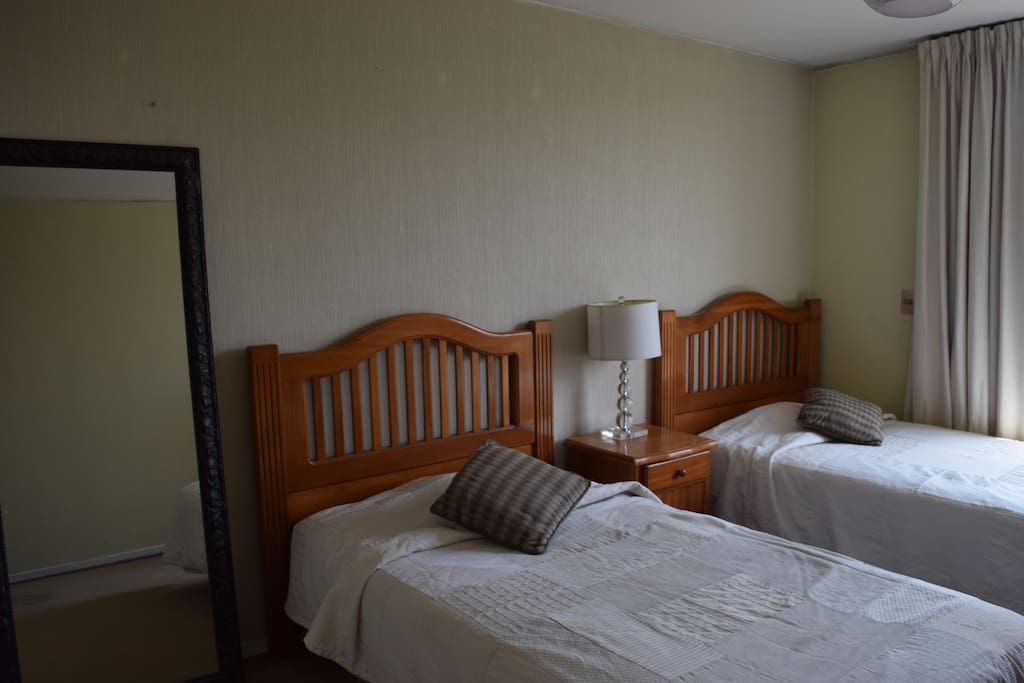 2 camas de plaza y media.
2 single and a half comfortable beds.