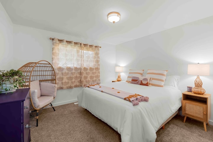 Kitanda cha ukubwa wa King, programu-jalizi ya usb, mashine ya sauti. Hisia ya hewa ya boho. 