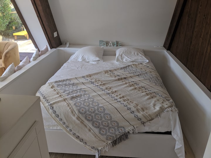 Bedroom (Queen size bed 160 x 200)