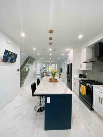 *Newly Built*3BR 2.5Bath Home 15min 2 DT w/Parking gallery image 3