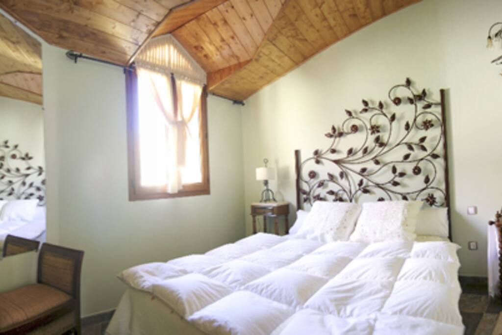 DORMITORIO CON CAMA DE 1,60m