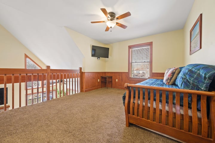 LOFT AREA - PULLOUT BED - 2 TWINS