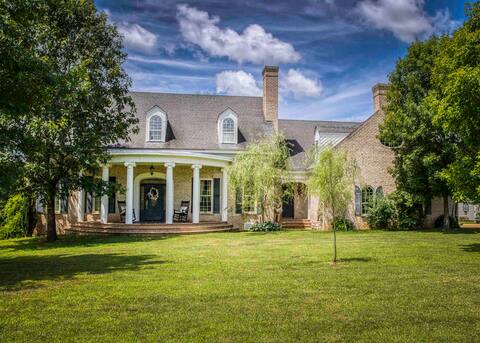 The White House Estate ~ 4000sq ft on 100 acres!