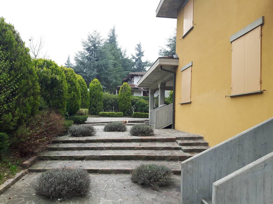 FRONTE CON PORTICO