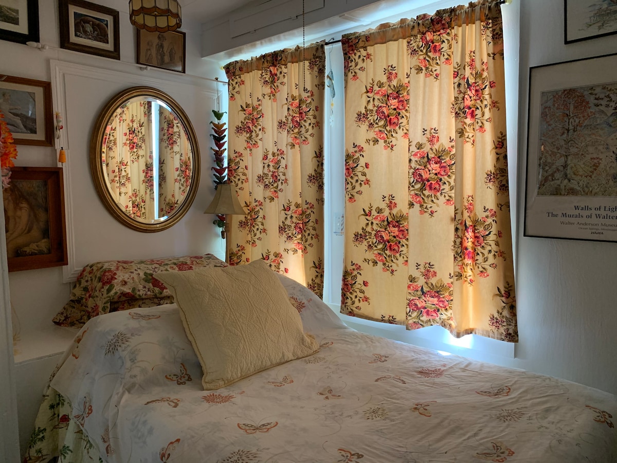 זה חדר שינה זוגי קטן ונעים.