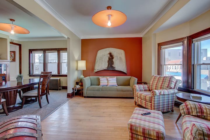 Fun Comfortable Skyline Neighborhood Flat - Fiserv Forum