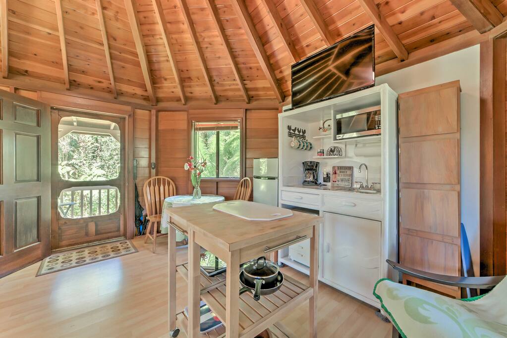 This jungle studio includes all the comforts needed in a true home-away-from-home.