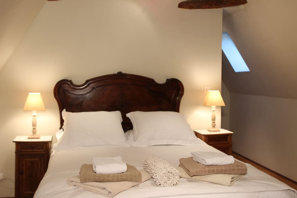 Main house - Queen bedroom with a comfortable 5ft bed, ceiling fan, dual aspect windows & ensuite shower room.