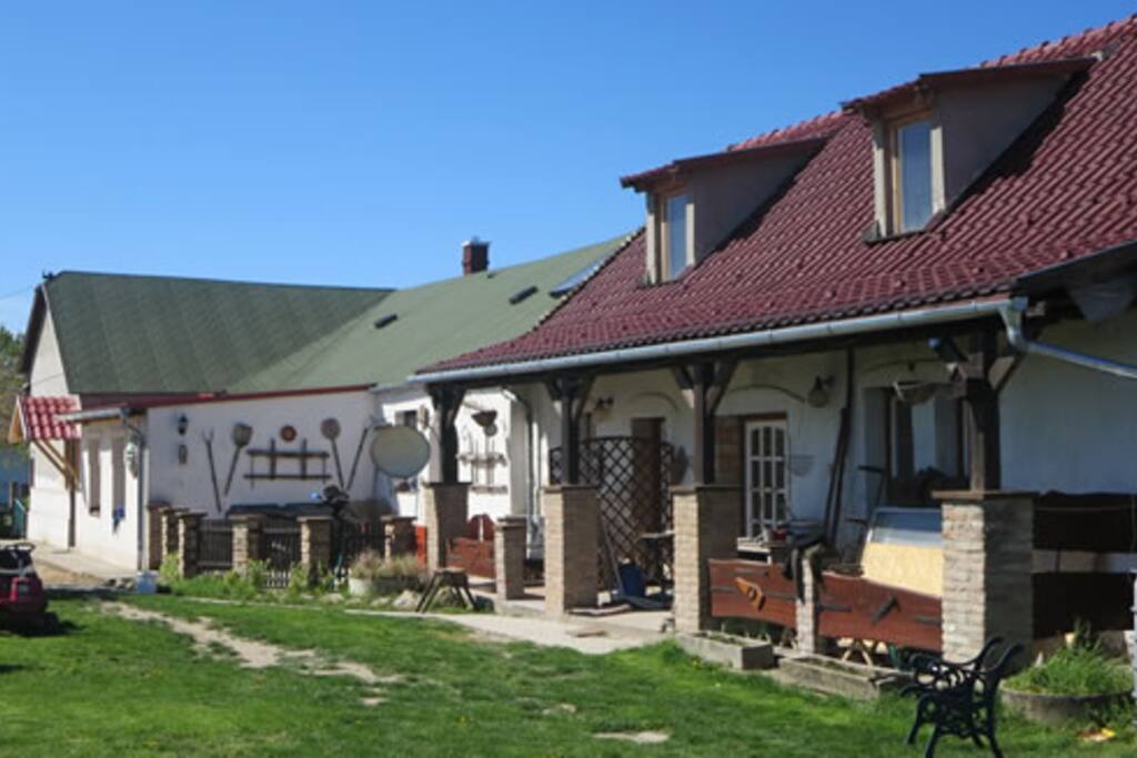 udvar front