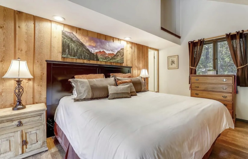 Primary bedroom with kingsize mattress