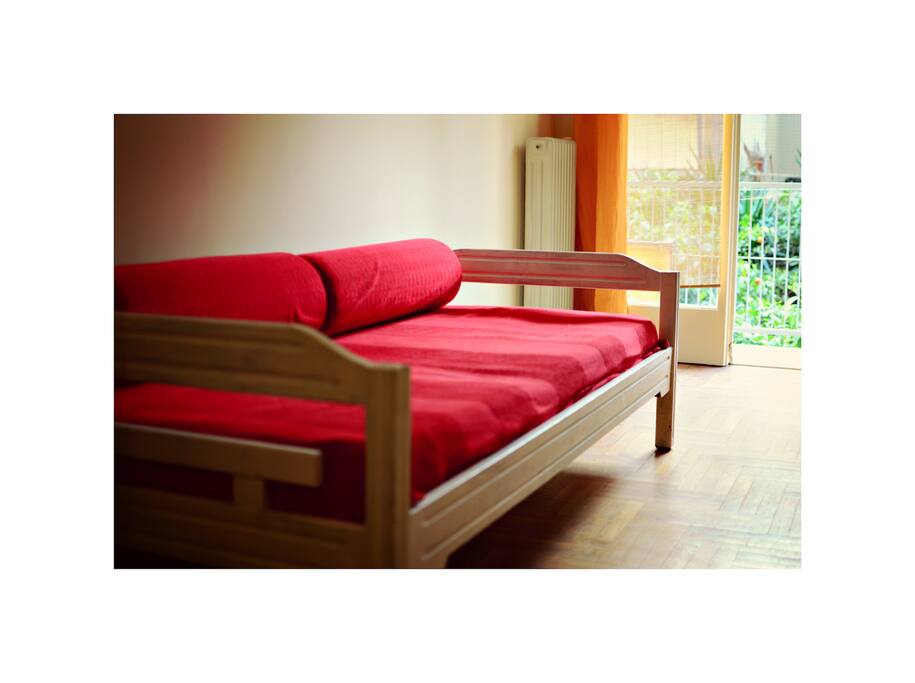 solo bed -living room area