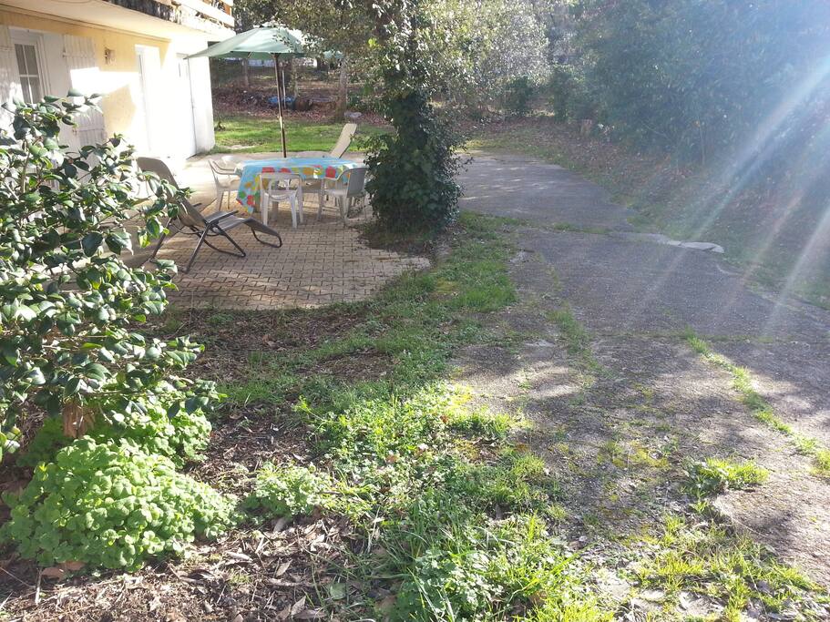 jardin et possibilité garer sa ou ses voitures ou bateau