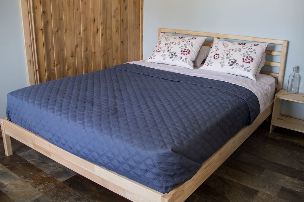 Blue Room - Queen Bed