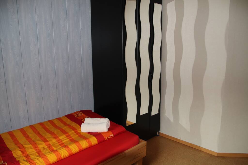 Kleiderschrank im Rivaner-Zimmer